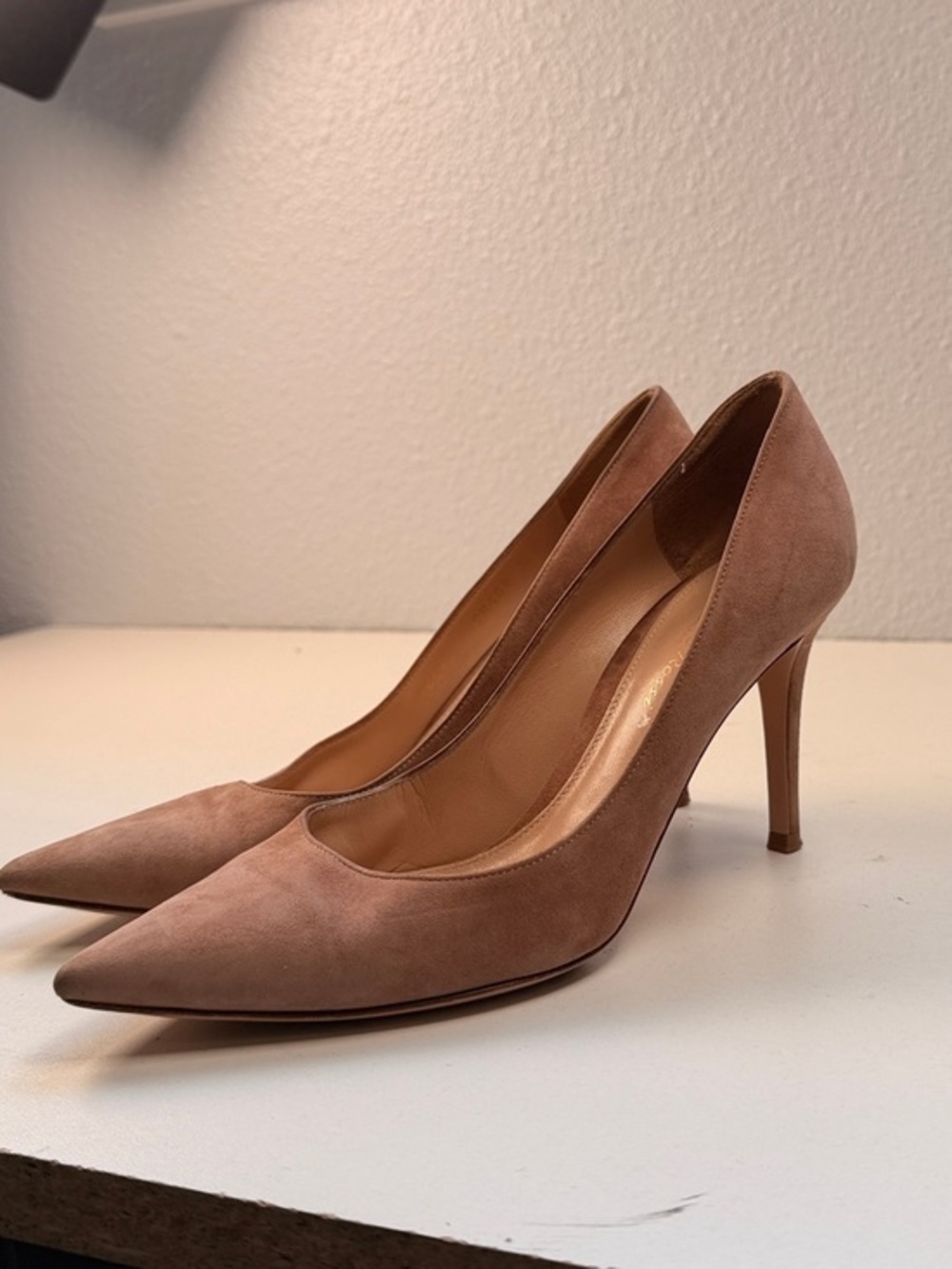 Gianvito Rossi EllipsisSuede Pumps in Praline Size 37.5 Italy Size 7.5 Heels